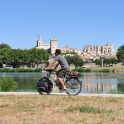 © EV17 - ViaRhôna Etappe 18 - Caderousse > Avignon - <em>France Vélo Tourisme</em>